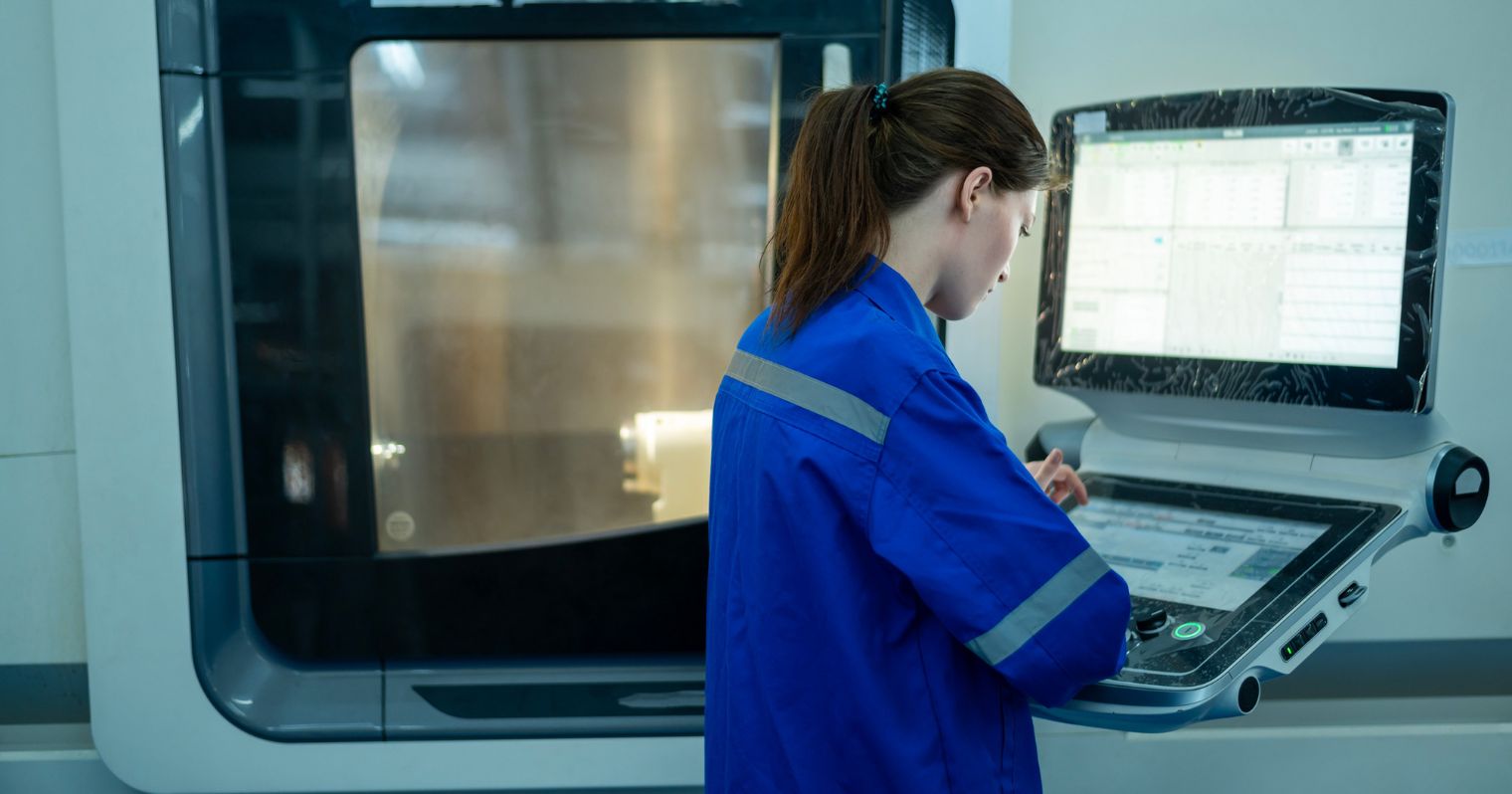 fiatal lány CNC gépen dolgozik