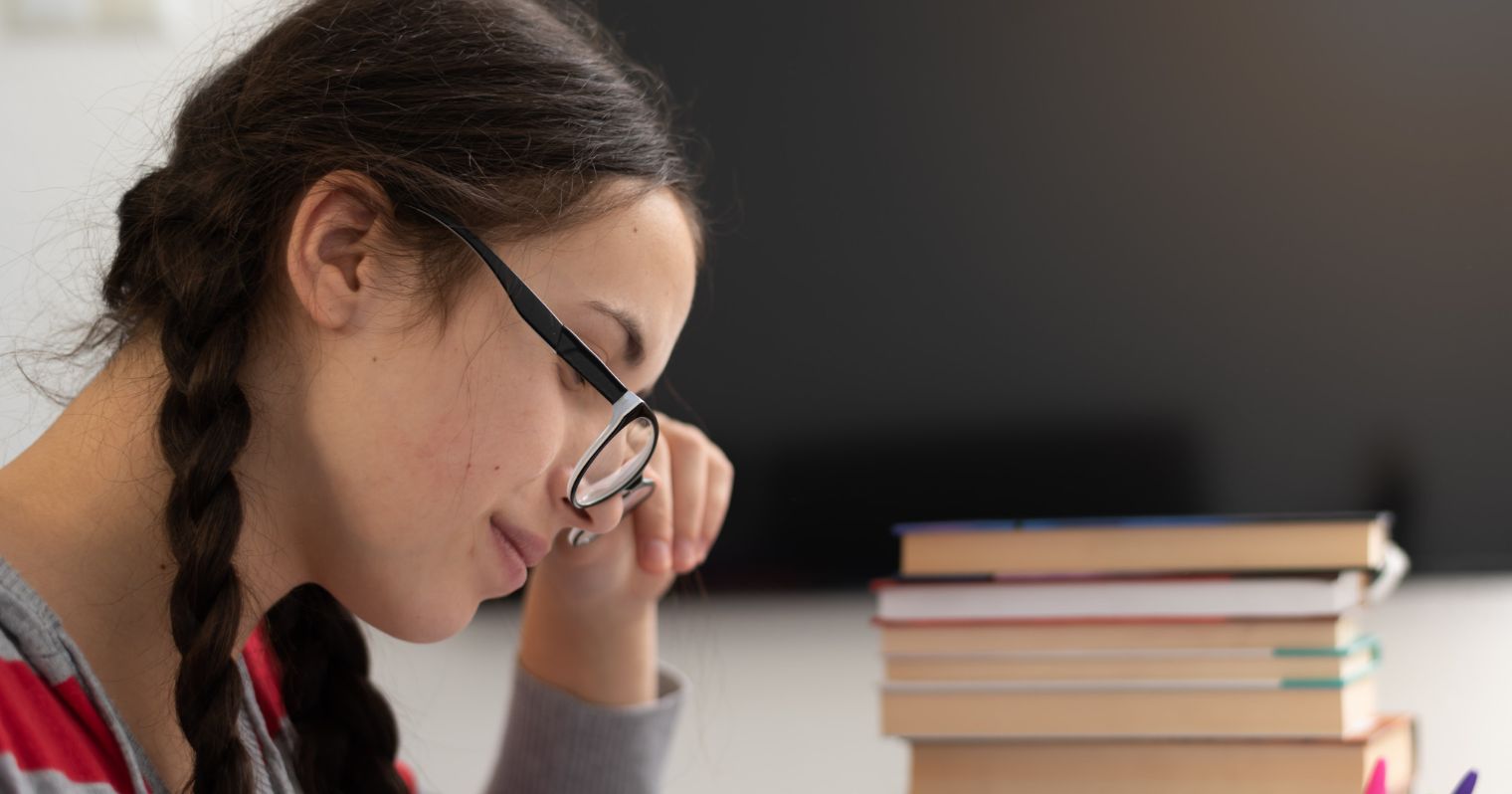 szemüveges lány könyvekkel