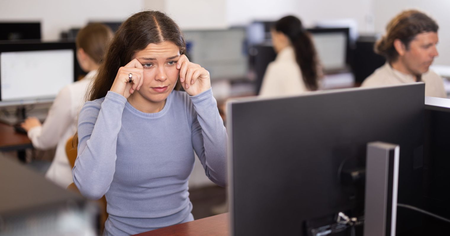 gondolkodó fiatal lány