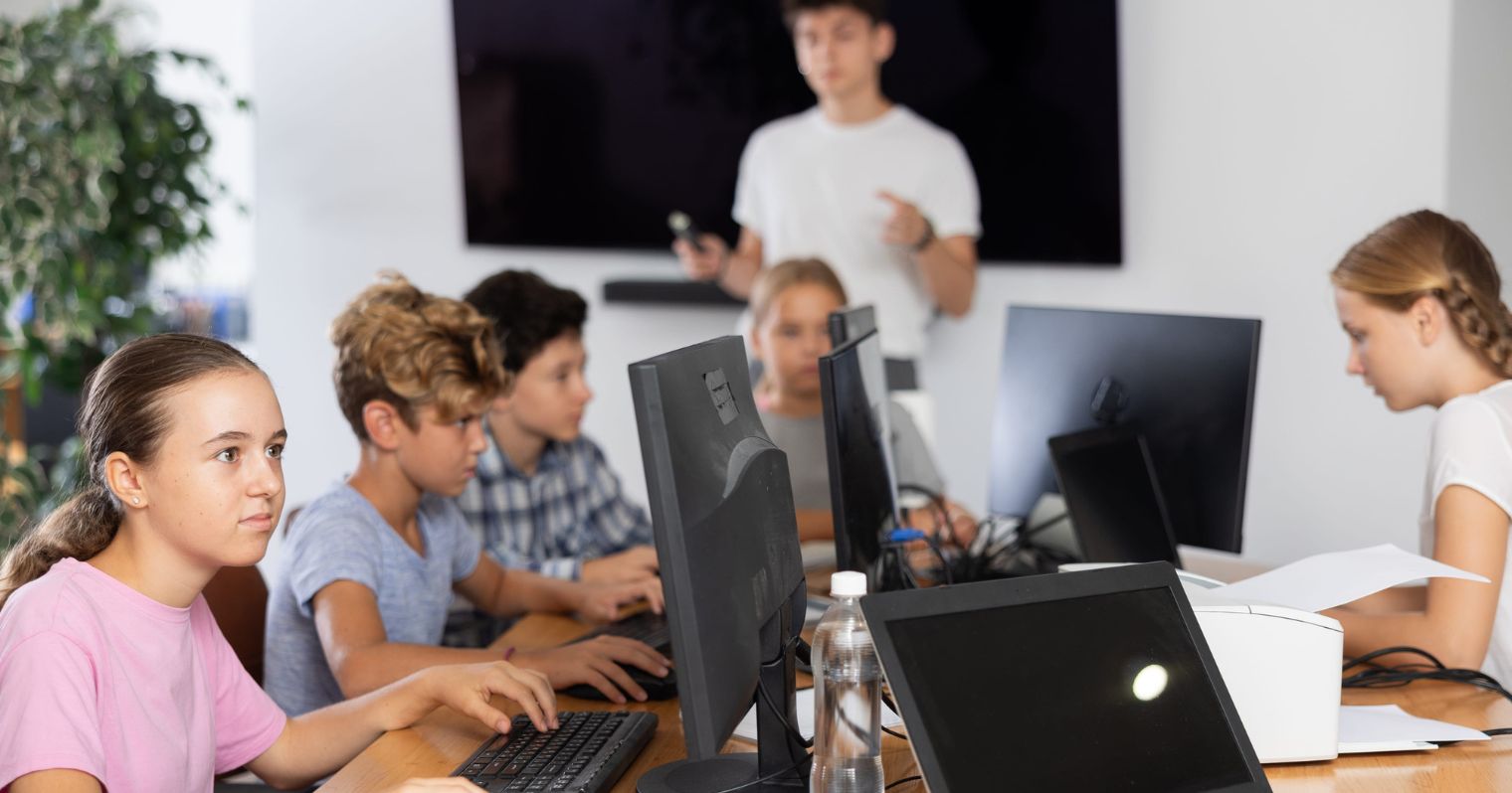 Diákok számítógép előtt