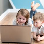 Közösségi média tiltása: gyermekvédelem vagy túl egyszerű megoldás?