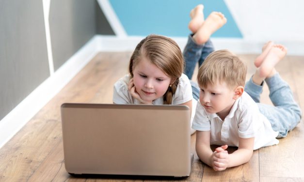 Közösségi média tiltása: gyermekvédelem vagy túl egyszerű megoldás?