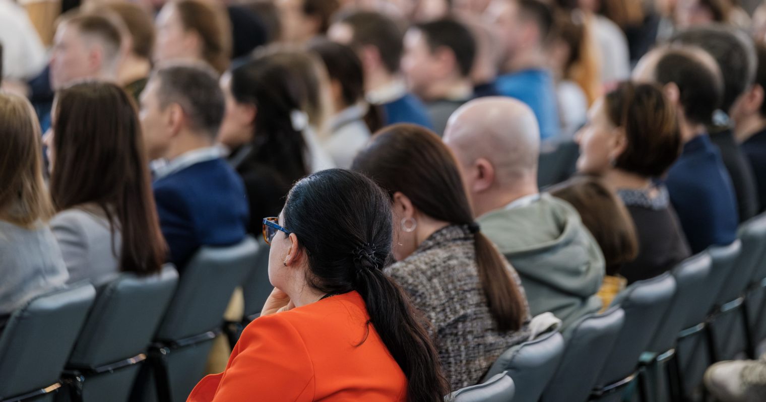 konferencián ülő emberek