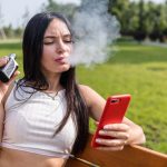 Robbanásszerűen terjed a vape a fiatalok körében – az iskolák gyakran eszköztelenek